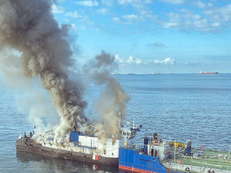 В Керченском проливе загорелся российский буксир