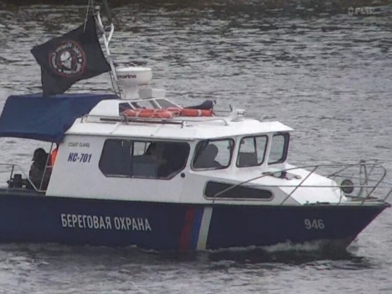 "Снова марширует на Москву?" На границе Эстонии с Россией плавал катер погранслужбы РФ под флагом "Вагнера"