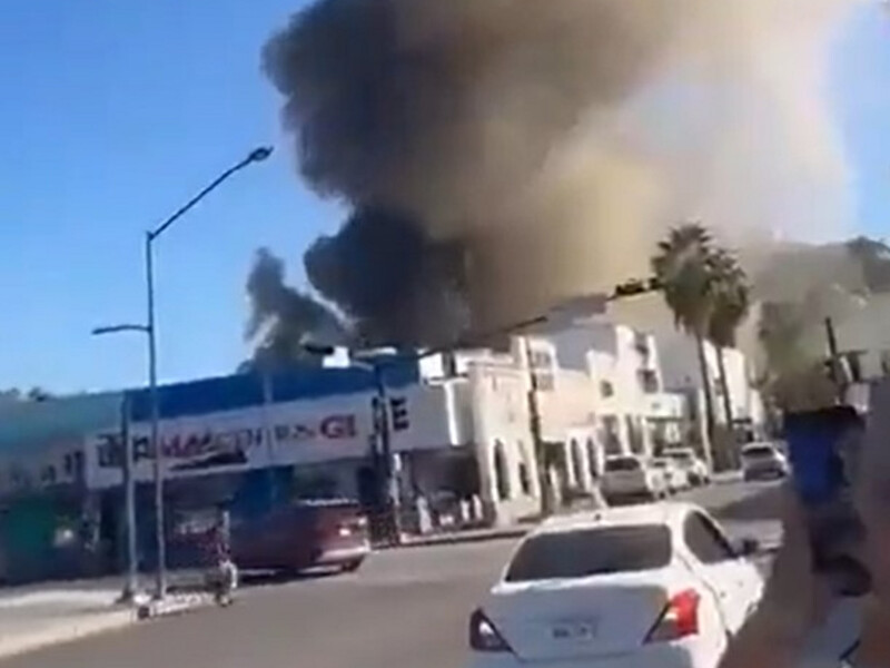 В Мексике в День мертвых из-за взрыва загорелся магазин. Погибли 23 человека, в том числе дети. Видео