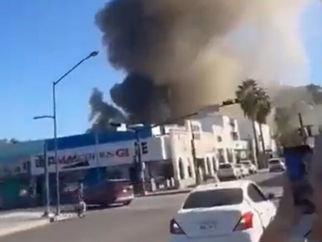 В Мексике в День мертвых из-за взрыва загорелся магазин. Погибли 23 человека, в том числе дети. Видео