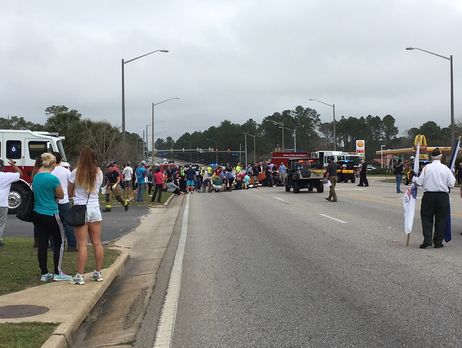 В Алабаме автомобиль врезался в участников карнавального шествия, пострадали 12 школьников