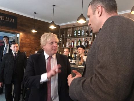 Глава МЗС Британії поснідав у піцерії, відкритій ветеранами АТО