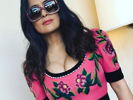 Хайек спела мексиканскую песню