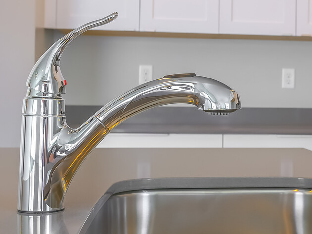 Этот материал поможет отполировать краны и столешницы без какой-либо химии