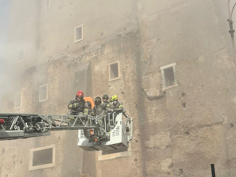 В Риме обрушилась средневековая башня, под ней были люди. Фото, видео