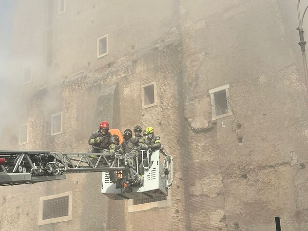 В Риме обрушилась средневековая башня, под ней были люди. Фото, видео