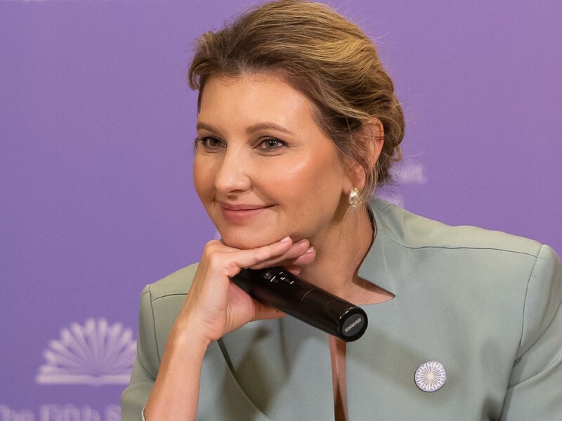 Зеленська помітно відростила волосся і з'явилася на публіці з новою укладкою. Фото