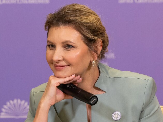 Зеленская заметно отрастила волосы и появилась на публике с новой укладкой. Фото