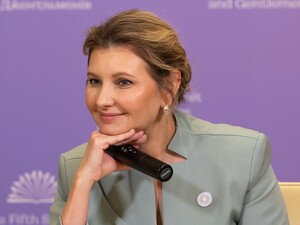 Зеленская заметно отрастила волосы и появилась на публике с новой укладкой. Фото