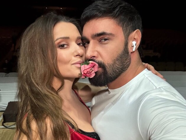 Дружина Козловського прокоментувала його пристрасний поцілунок у губи з Могилевською. Відео