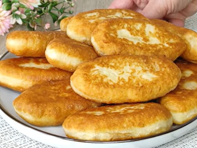 Із цього тіста смажені пиріжки виходять неймовірно ніжними й пухкими. Простий рецепт