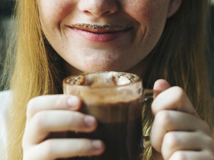 Ученые назвали напиток, который спасет сосуды, даже если у человека малоподвижный образ жизни 