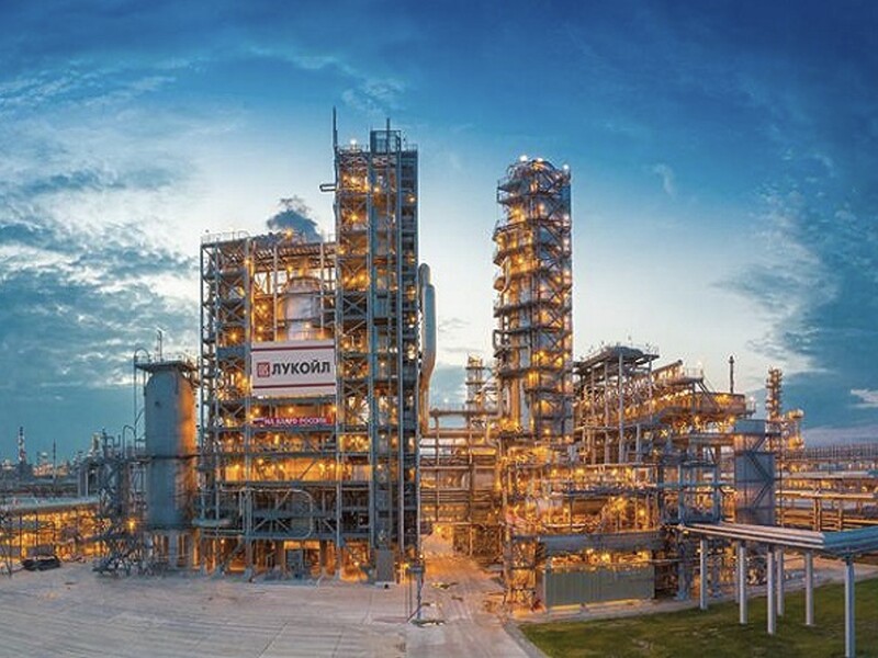 Російський НПЗ "Лукойлу" атакувало вночі понад пів сотні українських дронів – ЗМІ