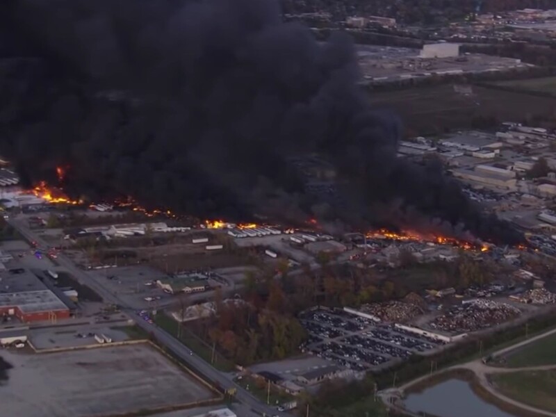 У США біля глобального вантажного авіахаба розбився літак, на місці масштабна пожежа. Відео