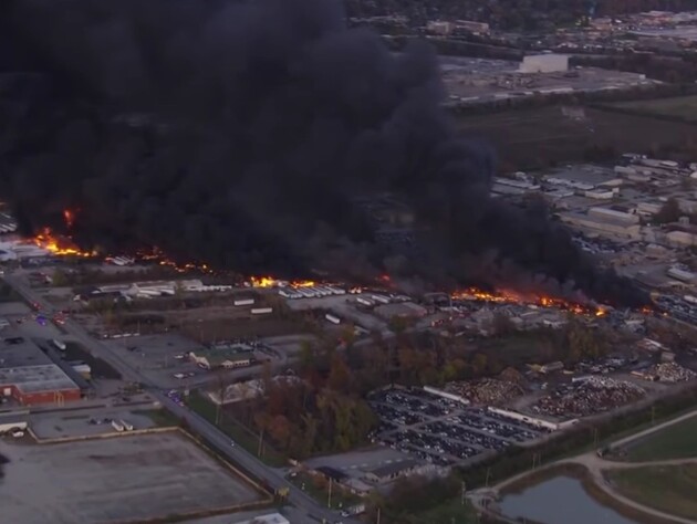 У США біля глобального вантажного авіахаба розбився літак, на місці масштабна пожежа. Відео