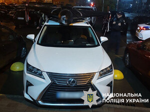 В Киеве на крыше автомобиля заметили привязанный российский Shahed. Полиция отреагировала