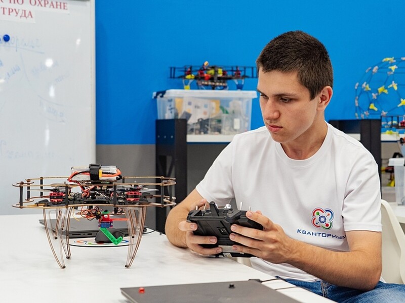 "Миллион специалистов до 2030 года". РФ закупила более 18 тыс. дронов для детей и готовит операторов в школах