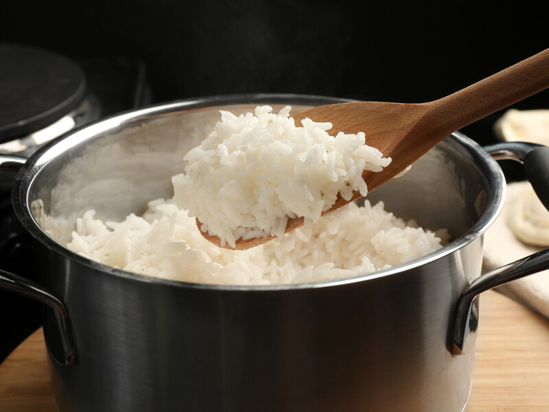 Вот почему вареный рис слипается. Эту ошибку часто совершают новички