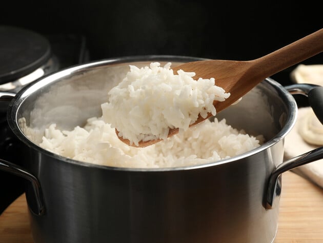 Вот почему вареный рис слипается. Эту ошибку часто совершают новички