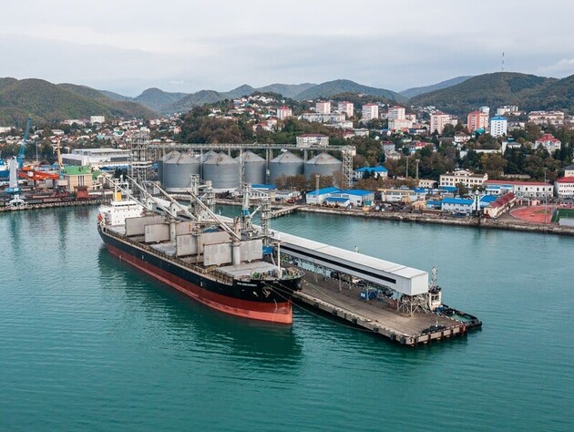 Порт Туапсе у РФ зупинив експорт палива після ударів українських дронів – Reuters