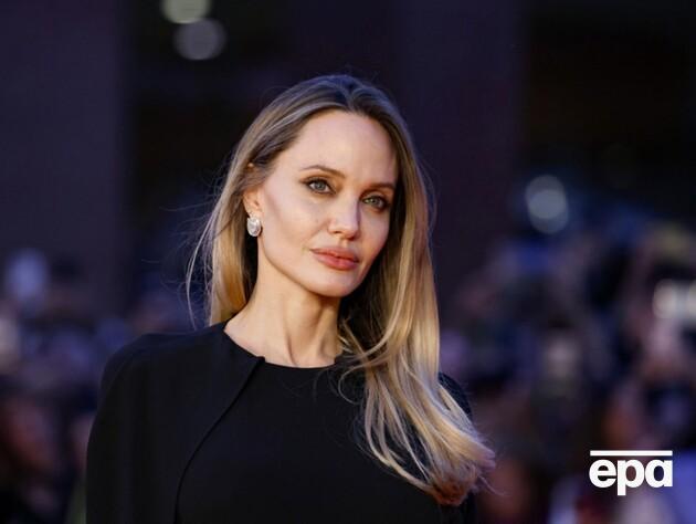 Джолі таємно відвідала Херсон. У мережі з'явилися перші фото зірки в місті, яке обстрілюють окупанти