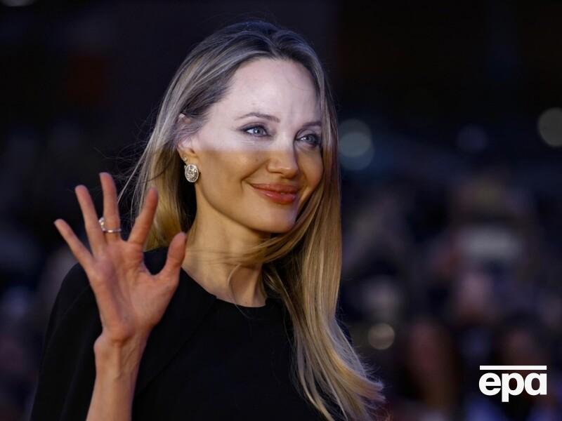 В сети обсуждают видео, как Джоли "освобождала" украинского охранника из ТЦК