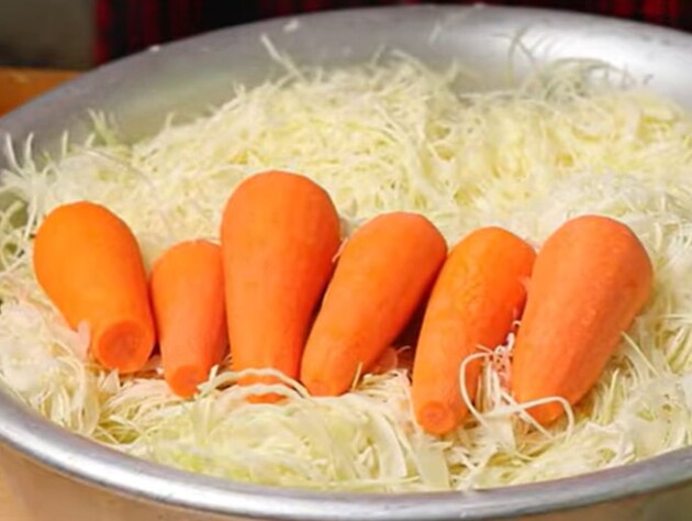 Приготовьте ферментированную капусту с яблоками и перцем без маринада. Рецепт