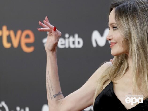 Джолі не попередила про свій візит владу України, вона перетнула кордон пішки – Politico