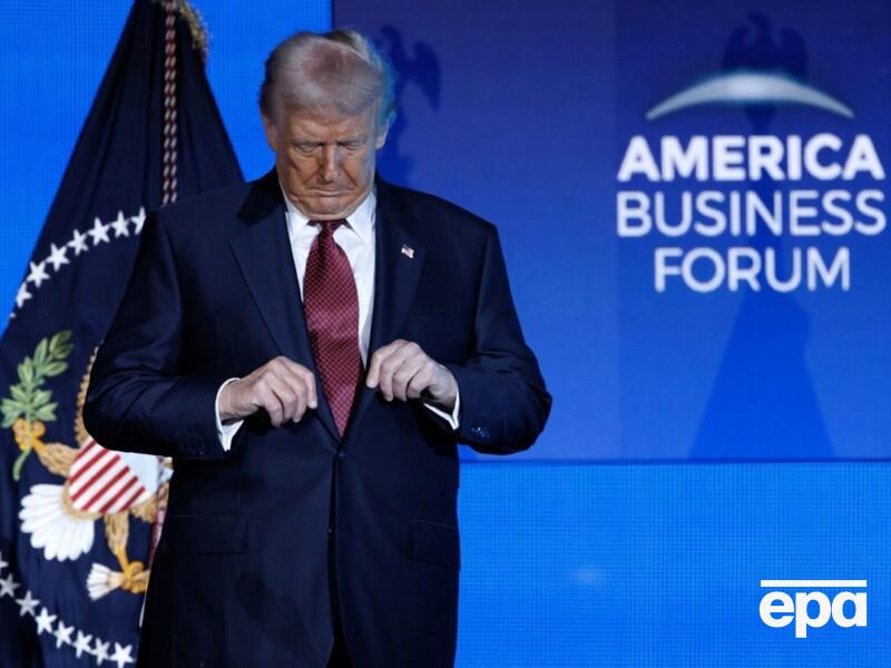 Трамп станцевал свой знаменитый неуклюжий танец в стиле Ельцина перед влиятельными знаменитостями. Видео