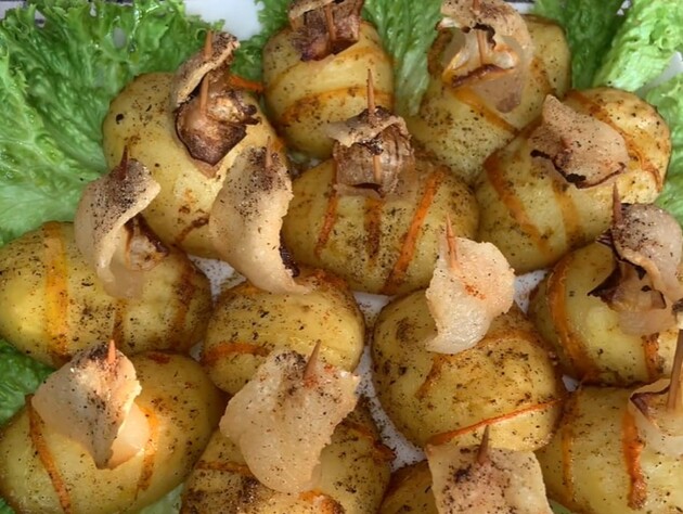 Картопляні човники – ситна й апетитна закуска з простих продуктів. Рецепт із фотопідказками