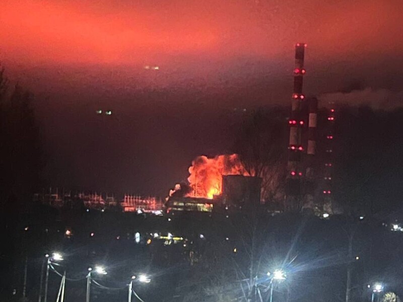 У РФ під ударами дронів опинилися великі об'єкти енергетики у двох регіонах. Відео