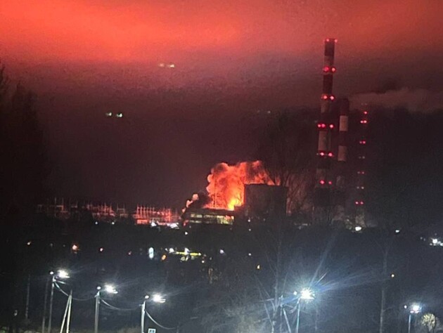 В РФ под ударами дронов оказались крупные объекты энергетики в двух регионах. Видео