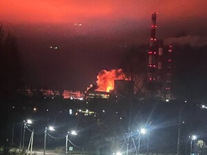 У РФ під ударами дронів опинилися великі об'єкти енергетики у двох регіонах. Відео