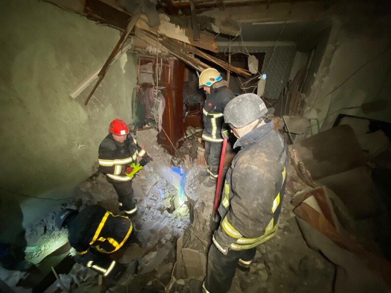 РФ завдала удару по Кам'янському, людей діставали з-під завалів. Пошкоджено залізничну станцію 