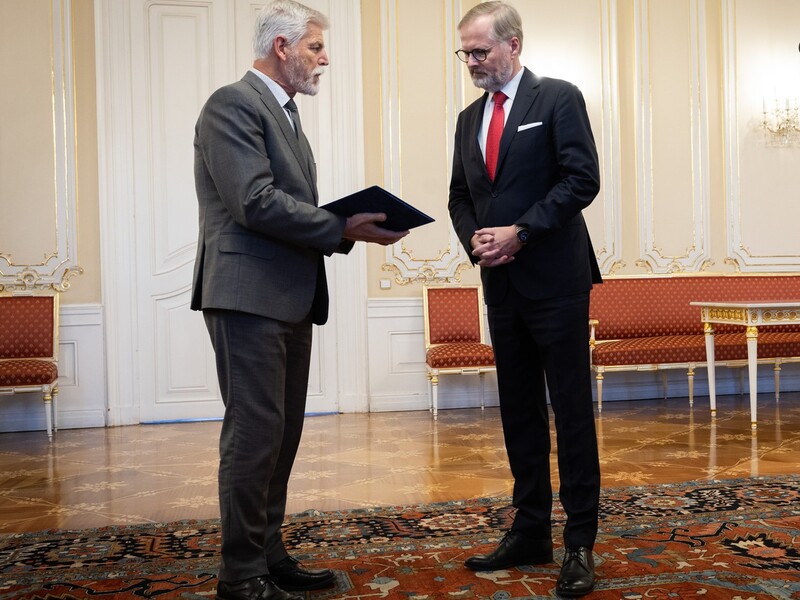 Президент Чехии принял отставку правительства, которое поддерживало Украину