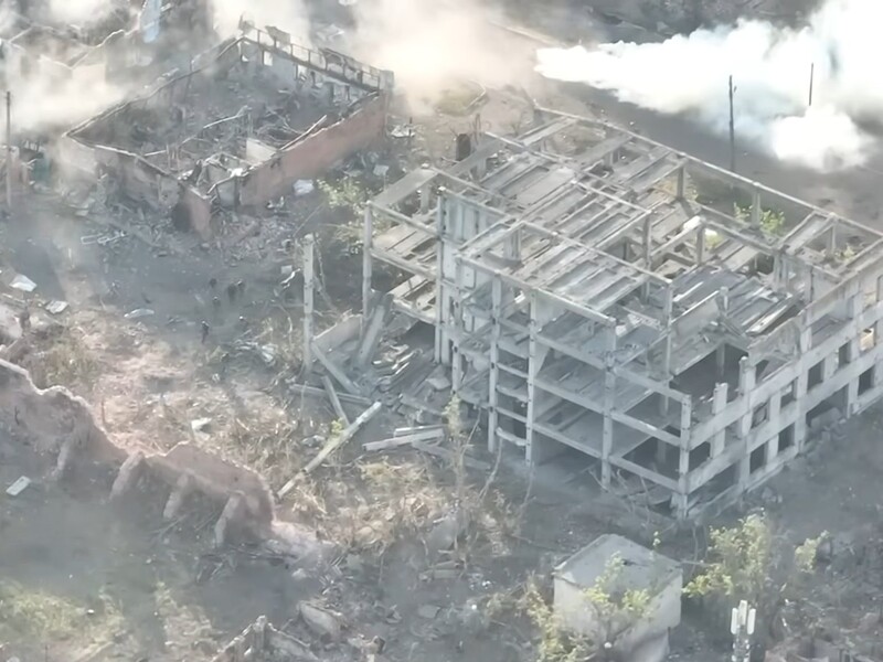 ВСУ показали видео, как оккупанты устанавливали "трехцветную тряпку" в Волчанске для ролика. Что было дальше?