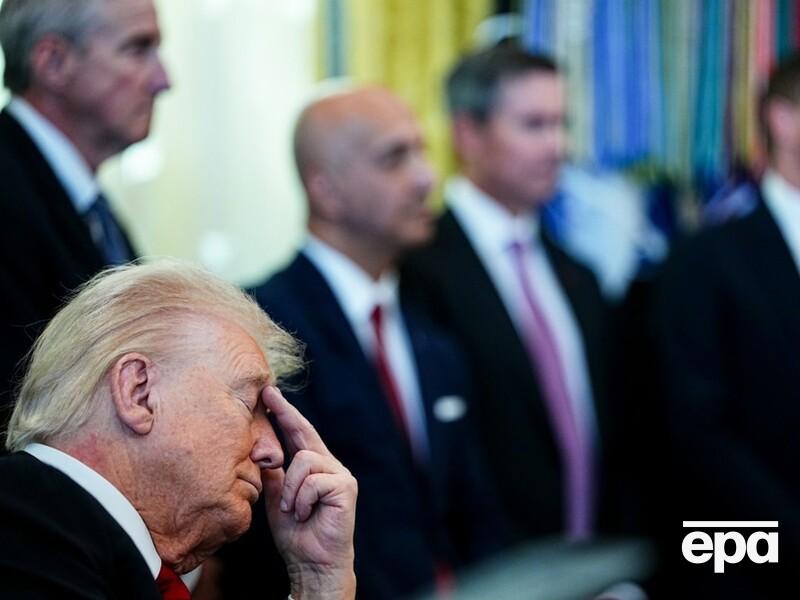 Во время пресс-конференции Трампа в Белом доме человек упал в обморок. Мероприятие прерывали. Видео