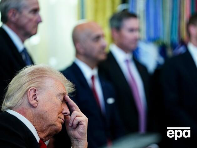 Во время пресс-конференции Трампа в Белом доме человек упал в обморок. Мероприятие прерывали. Видео