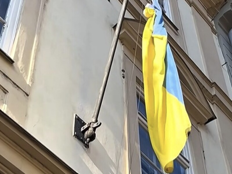 Со здания парламента Чехии сняли флаг Украины, новый спикер держал стремянку. Что случилось? 