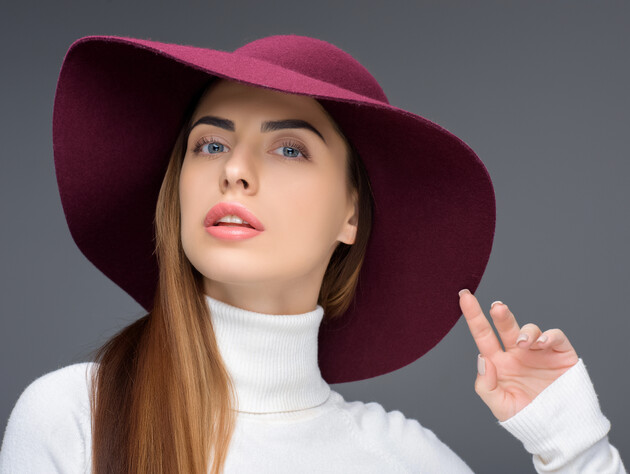 Женственность, уют или игривый стиль. Четыре самых модных головных убора осени и зимы