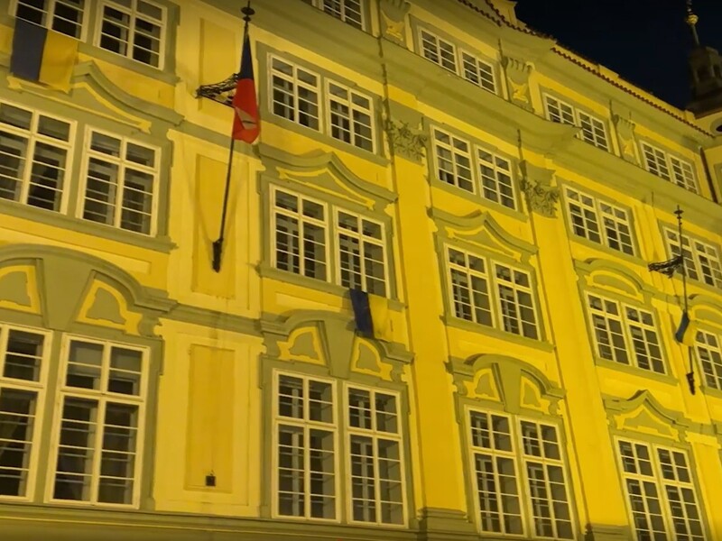 На здании парламента Чехии теперь три флага Украины. Как на приказ его спикера отреагировали политики и посольство