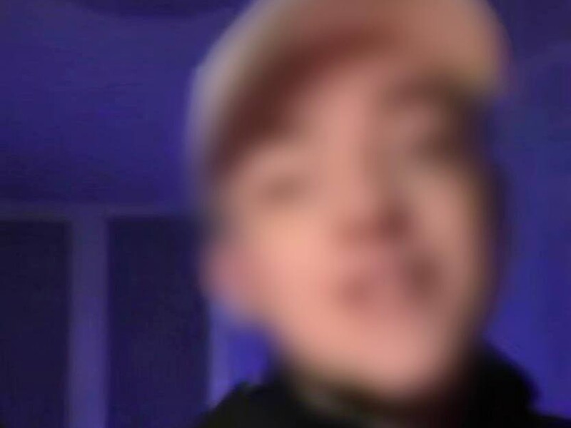 В Киеве мужчина пел российские песни в форме полицейского. Как его наказали?