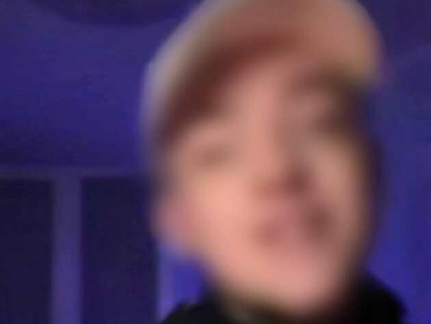 У Києві чоловік співав російські пісні у формі поліцейського. Як його покарали?