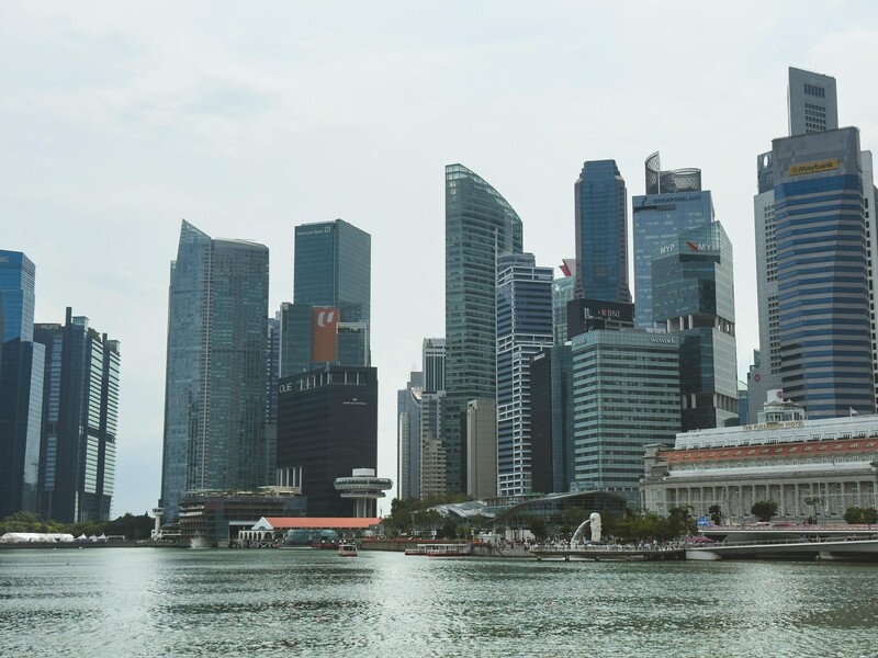 Сингапур будет наказывать онлайн-мошенников избиением палкой. Новые правила закона