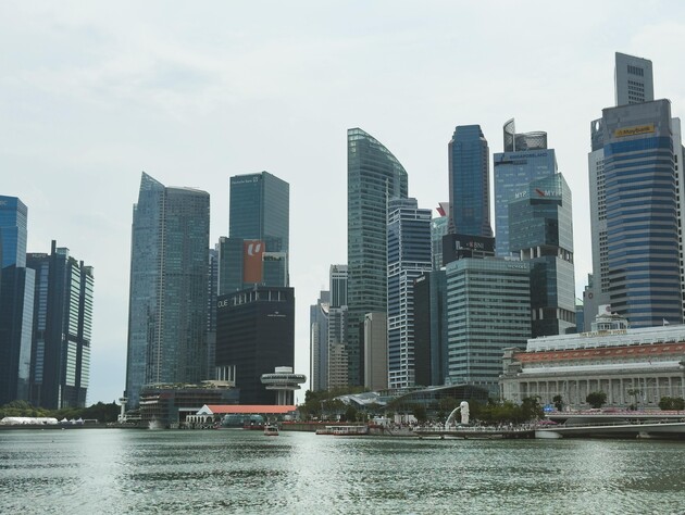 Сингапур будет наказывать онлайн-мошенников избиением палкой. Новые правила закона