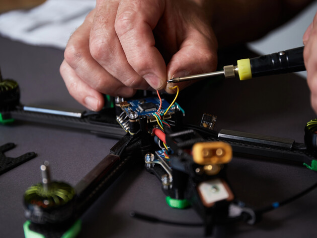 Россияне заставляют учителей в Луганске собирать беспилотники после работы – ОВА