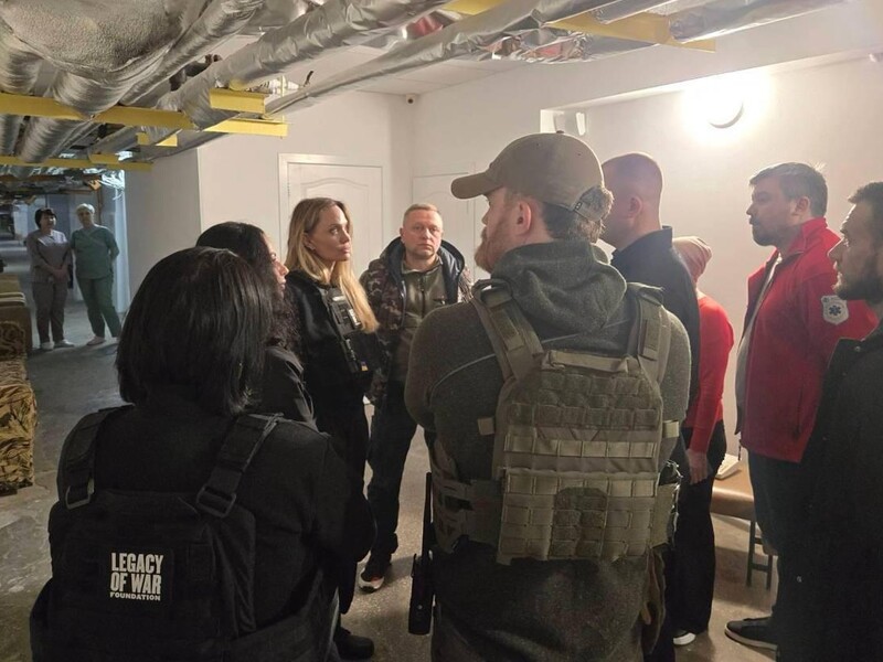 Затримання українського волонтера, який супроводжував Джолі, роздратувало київських посадовців – The Telegraph