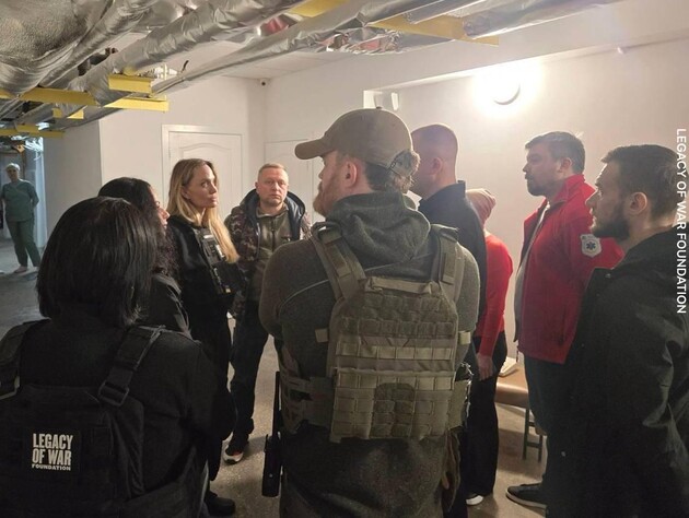 Затримання українського волонтера, який супроводжував Джолі, роздратувало київських посадовців – The Telegraph