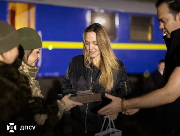 Українські прикордонники розповіли, що подарували Джолі