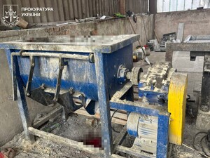 У Харківській області підлітка затягнуло в увімкнений бетонозмішувач під час ремонту. Він помер